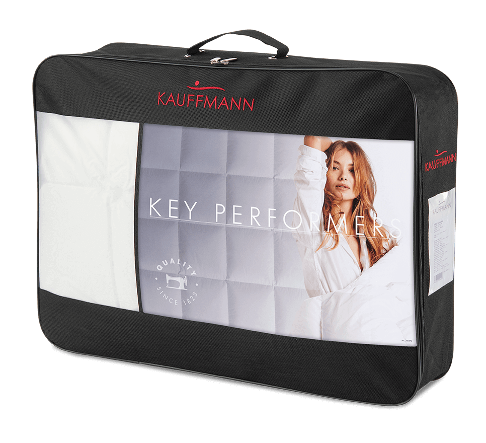 Kauffmann Superior DUO 4 Jahreszeiten Daunendecke Verpackung mit Logo und Modell im Hintergrund.