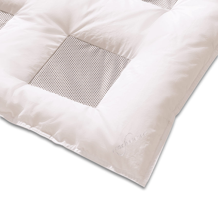 Luxurious Climabalance Daunendecke with patented technology for optimal temperature and moisture regulation.