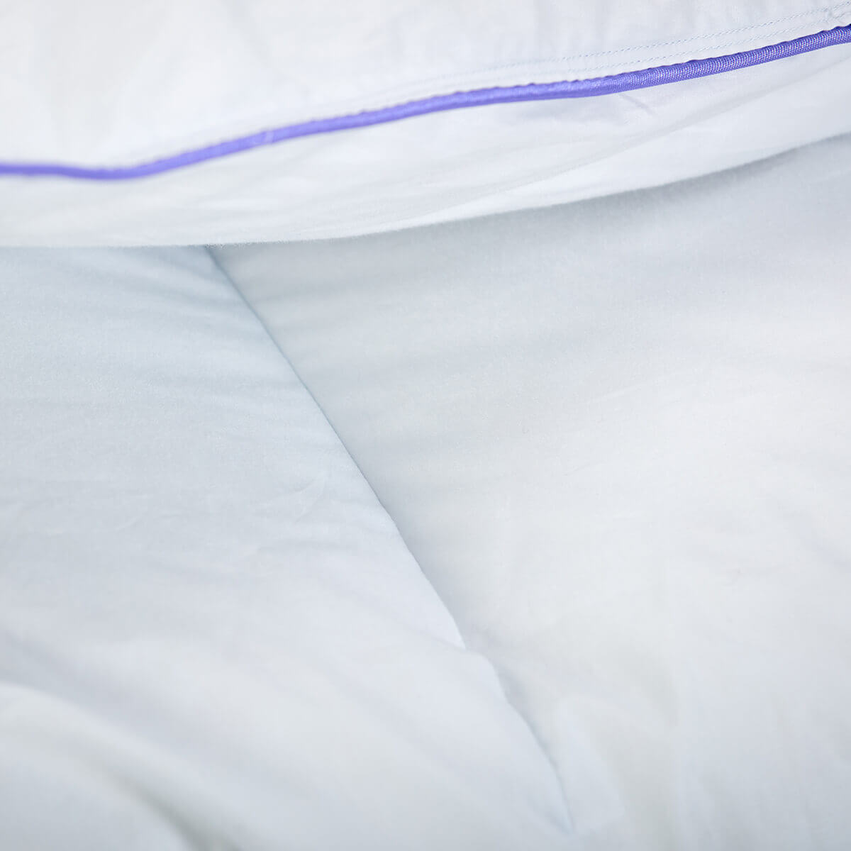 Close-up of Daunendecke Premium showcasing soft, luxurious fabric and stitching detail.
