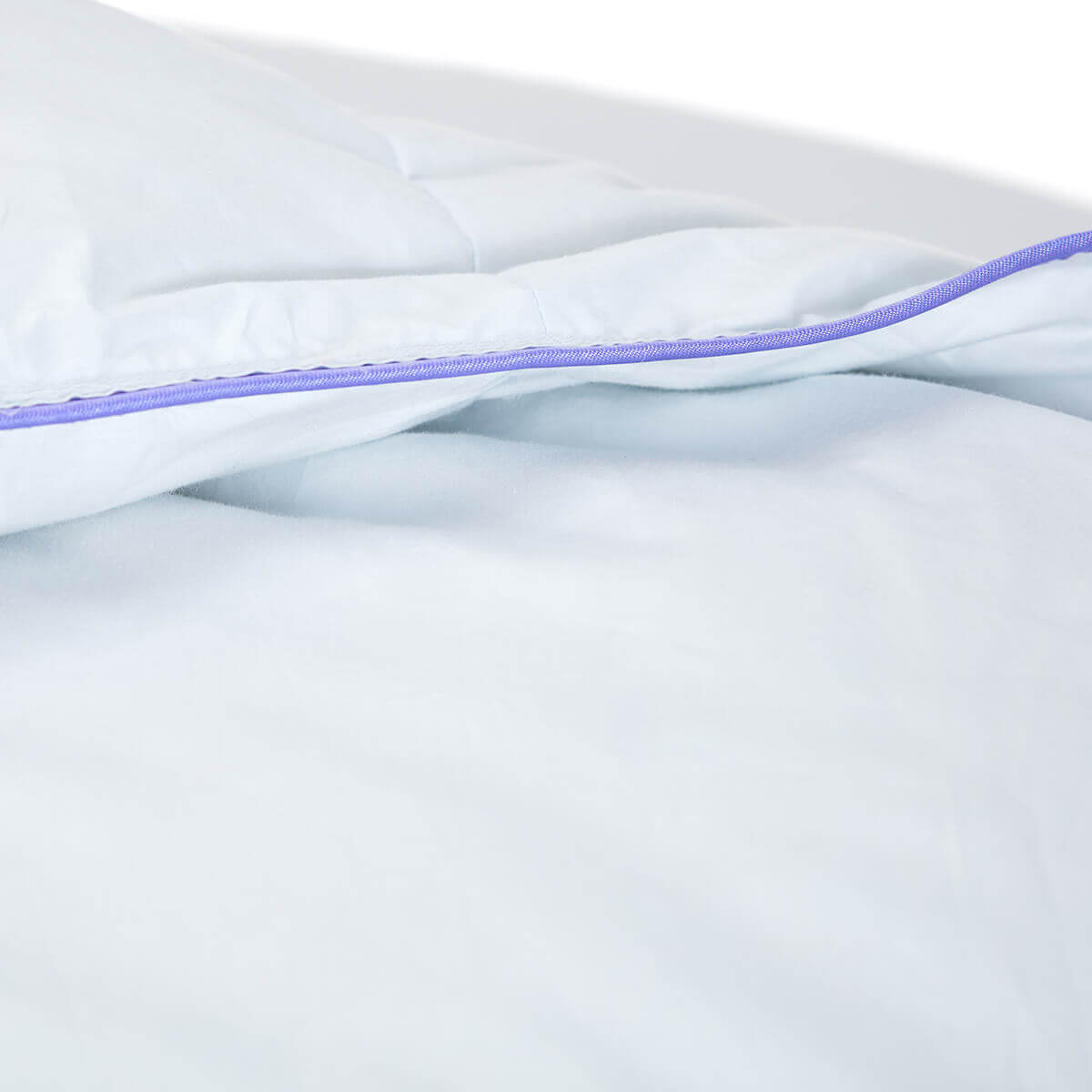 Premium Daunendecke mit feiner Mako-Batist-Hülle, Detailansicht der hochwertigen Verarbeitung und luxuriösen Daunenfüllung