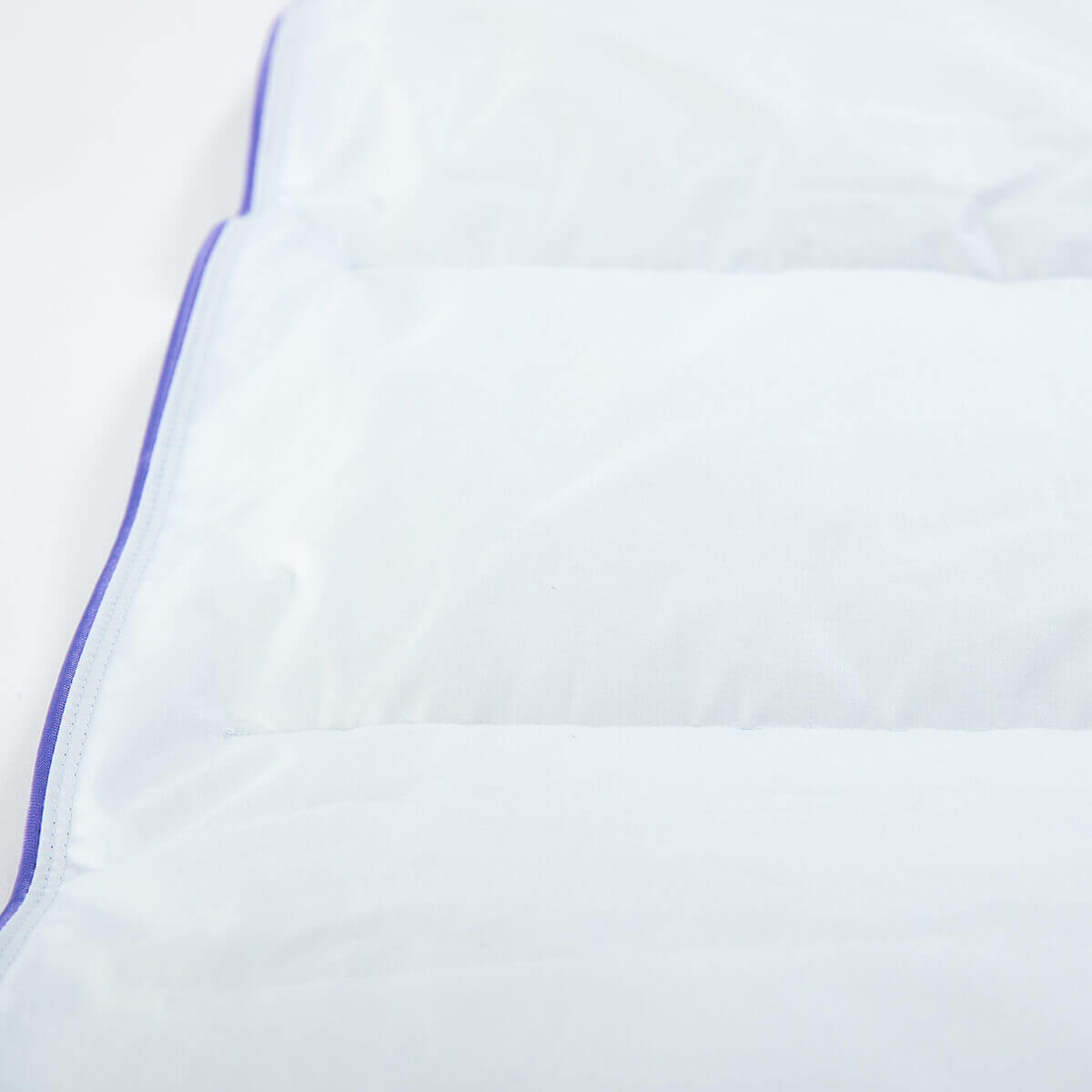 Premium Daunendecke mit Mako Batist Hülle, luxuriös und federleicht, ideal für alle Jahreszeiten im Schlafzimmer.