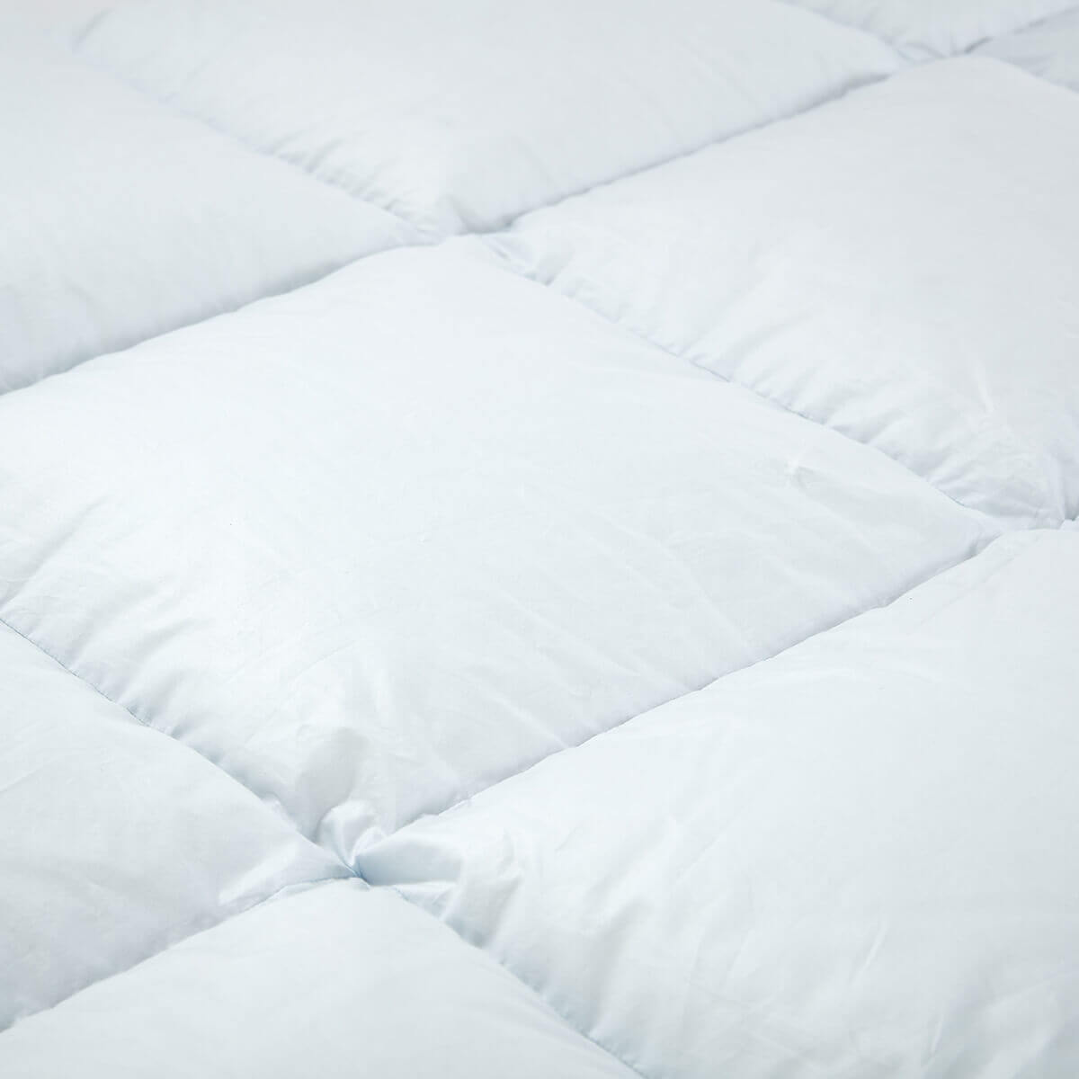 Luxuriöse Daunendecke Premium aus 100% feinsten Daunen mit feinem Mako Batist, optimal für kuscheliges Schlafklima.