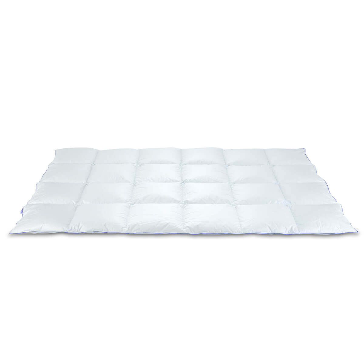 Premium Daunendecke mit feinsten Daunen und Mako Batist Hülle, perfekt für ein angenehmes Schlafklima in jeder Jahreszeit.