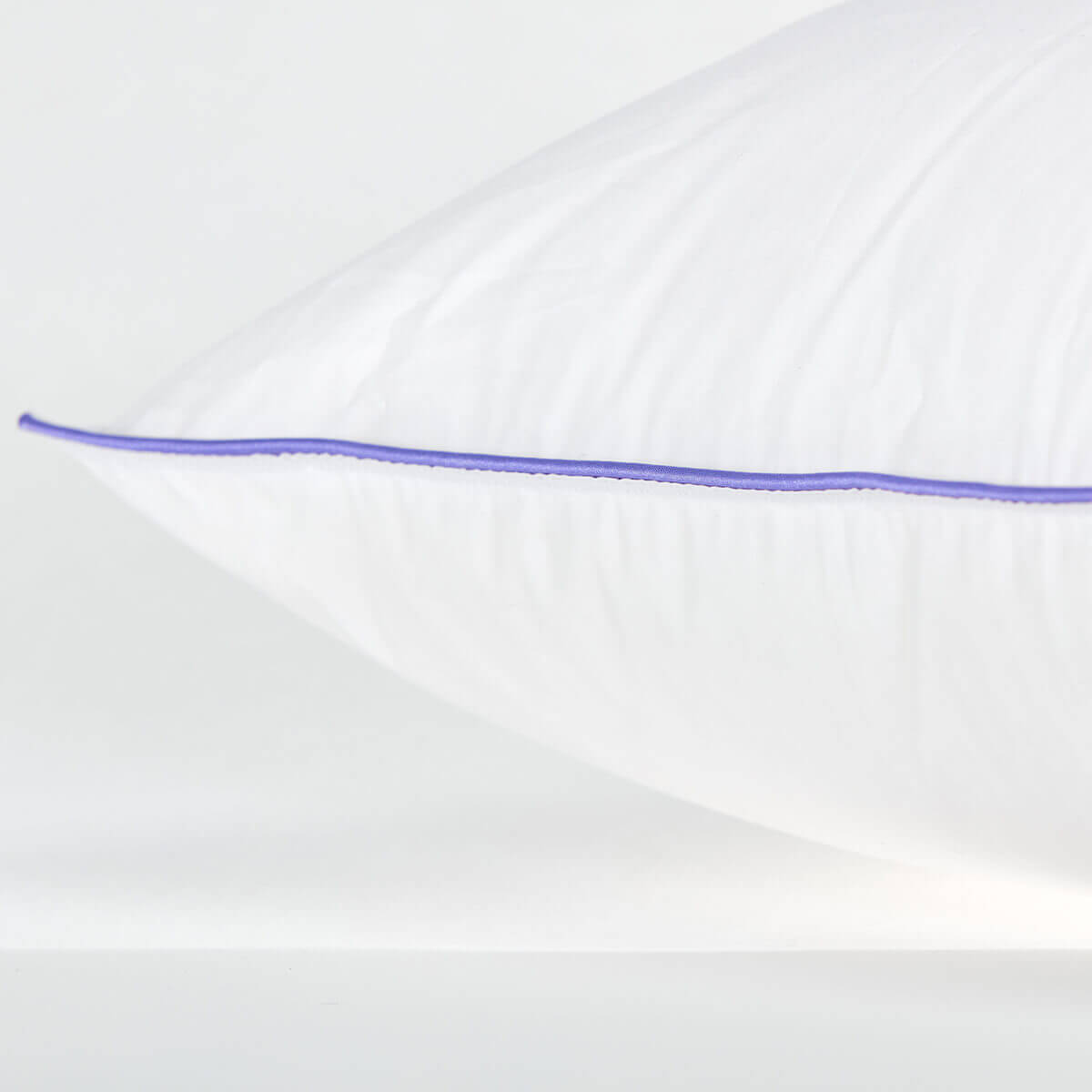 Luxurious white Daunenkissen Nordic with elegant blue piping, showcasing expert German craftsmanship for superior comfort and durability.