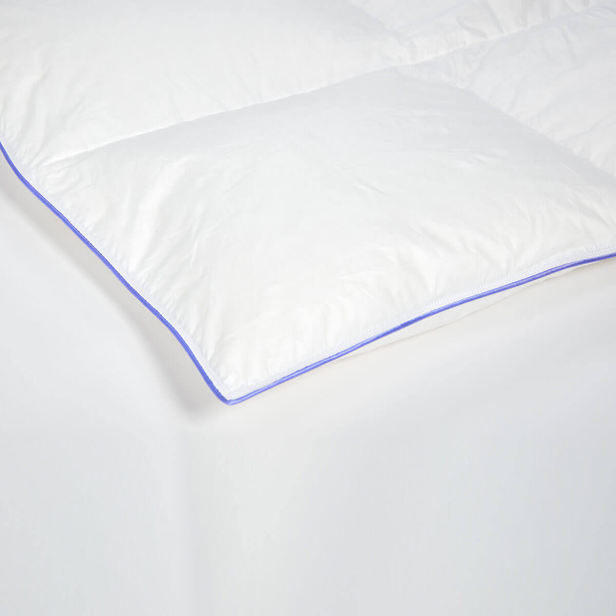 Luxurious Daunendecke Nordic by QUQON with detailed craftsmanship for ultimate comfort and sustainability. Made in Germany.