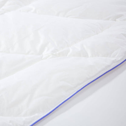Luxurious white Daunendecke De Luxe duvet with premium Austrian goose down filling, featuring blue edging for ultimate comfort.