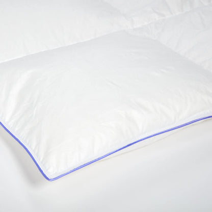 Luxury Daunendecke De Luxe made from Austrian goose down, offering exceptional warmth and lightness for premium sleep comfort.