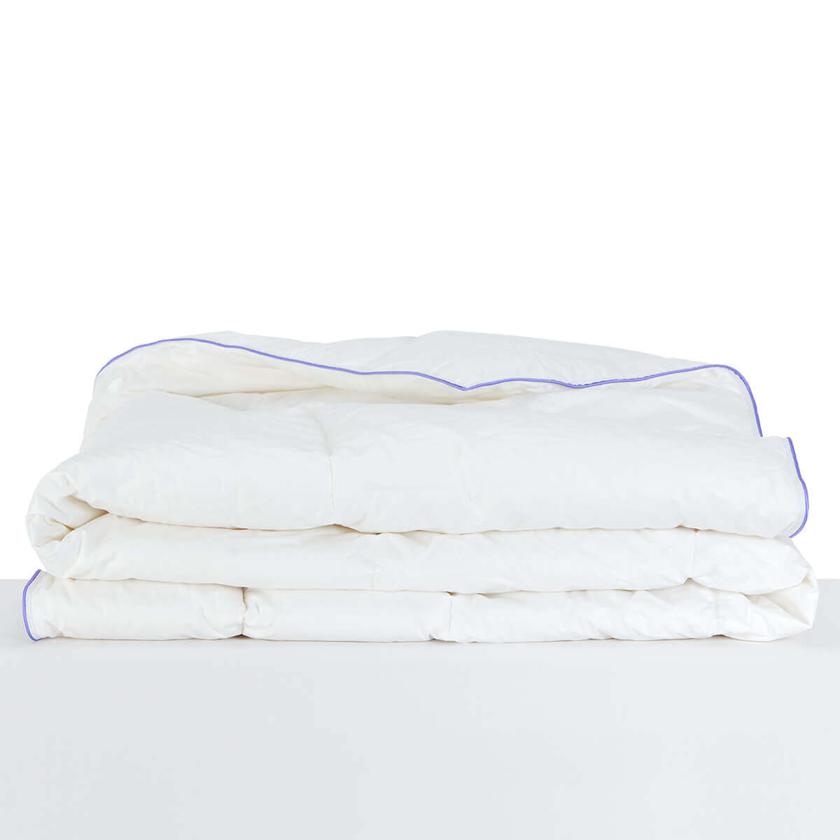 Luxurious white Daunendecke De Luxe duvet with purple trim, made from premium Austrian goose down for ultimate comfort and warmth.