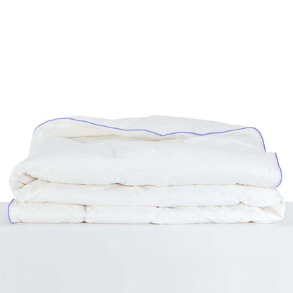 Luxurious white Daunendecke De Luxe duvet with purple trim, made from premium Austrian goose down for ultimate comfort and warmth.