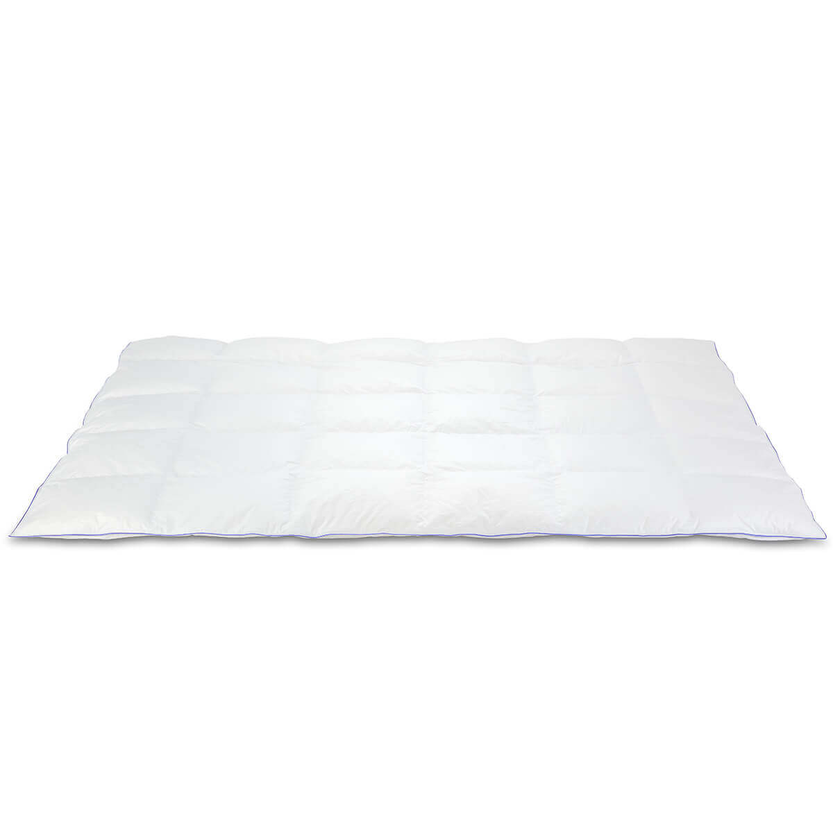 Luxurious Daunendecke De Luxe filled with premium white Austrian goose down, offering exceptional warmth and lightness.