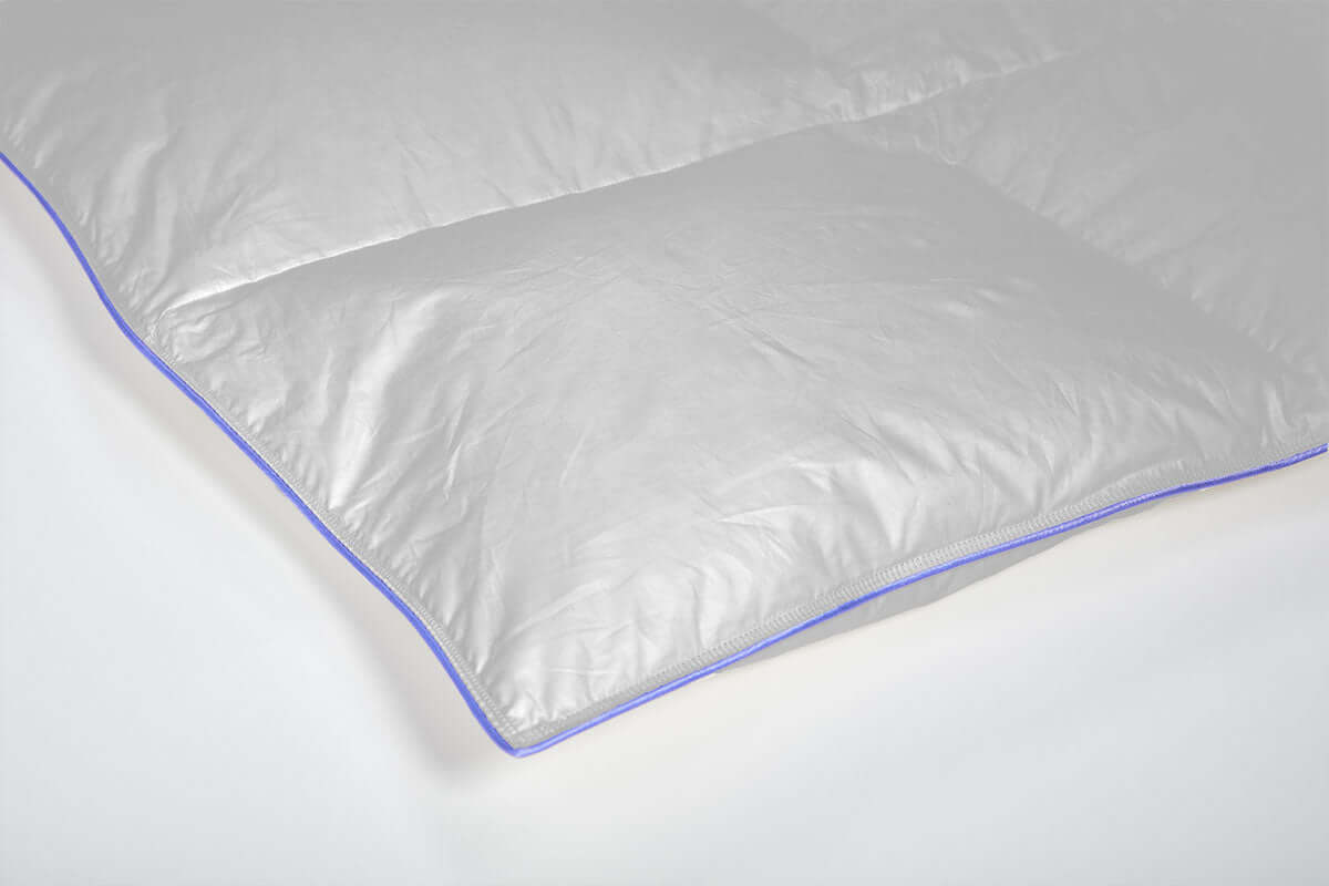 Luxurious Eiderdaunendecke Royal with 100% Icelandic eiderdown filling, showcasing premium comfort and quality.