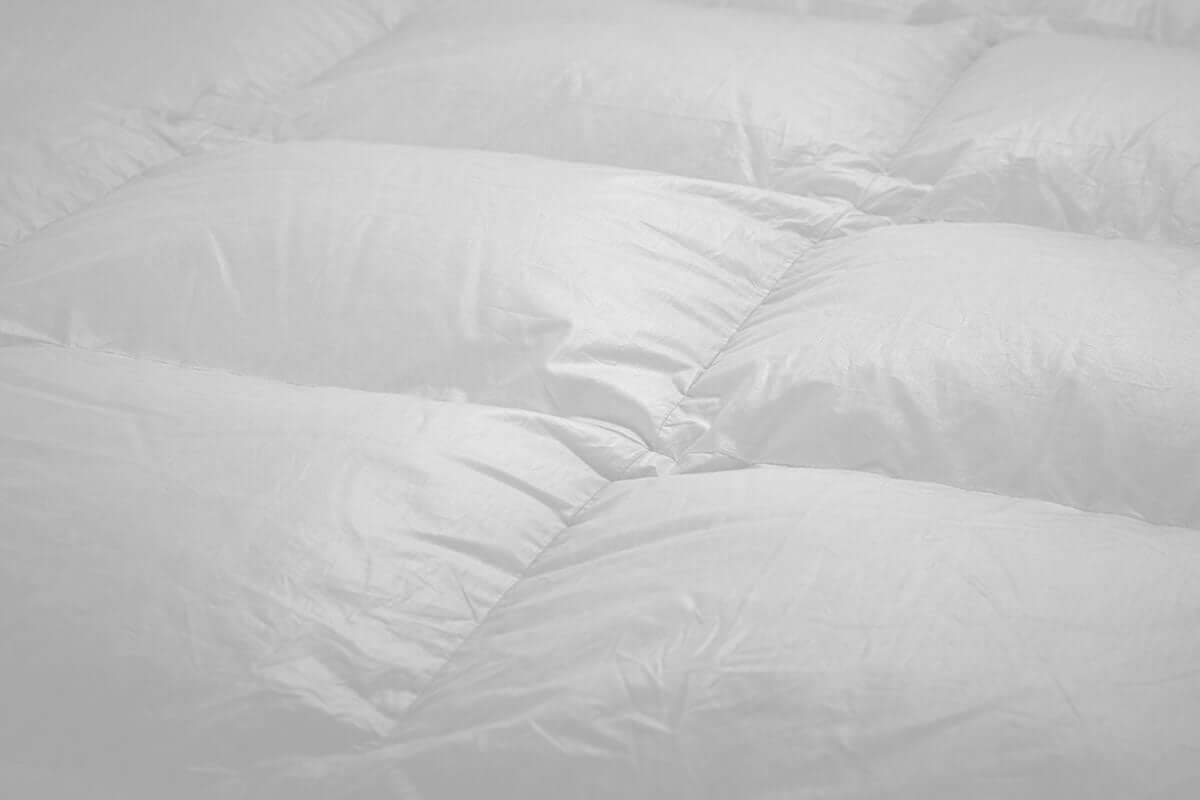 Luxurious Eiderdaunendecke Royal quilt showcasing premium quality and comfort with 100% Icelandic eiderdown filling.