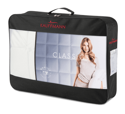 KAUFFMANN Elegance 700 Daunendecke in Verpackung mit Modellbild, hochwertige europäische Daunen, luxuriöse Schlafqualität.